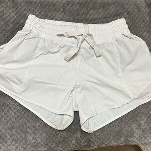 Lululemon White Hotty Hot 4”Shorts, size 6